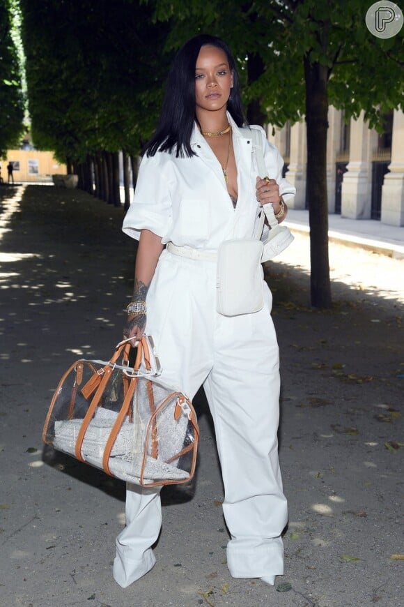 O macacão utilitário usado por Rihanna é ideal para quem quer um look prático sem perder o lado fashion