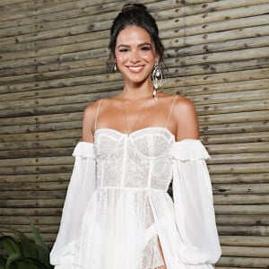 Bruna Marquezine e mais famosas inspiram com looks brancos para o Revéillon em galeria nesta