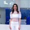 Blusa com renda e transparência e calça jeans branca foram combinadas por Luciana Gimenez em look refinado