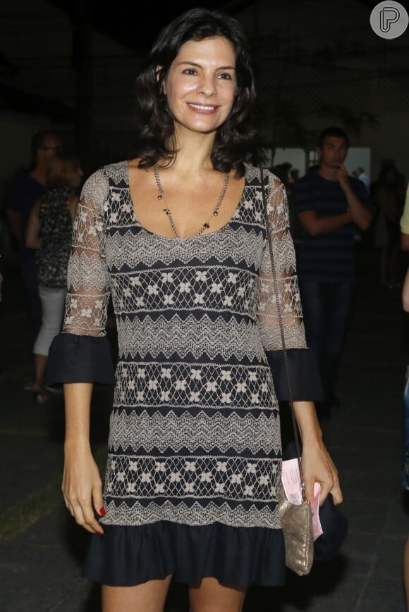 Helena Ranaldi posa feliz antes da estreia de Thiago Lacerda no Rio