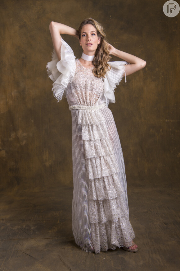 O vestido branco com detalhes românticos faz referência ao livro 'Don Juan Tenório'