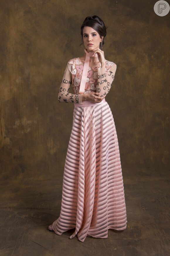 A obra 'Dom Casmurro', de Machado de Assis, inspira um vestido em tom de rosa lavado
