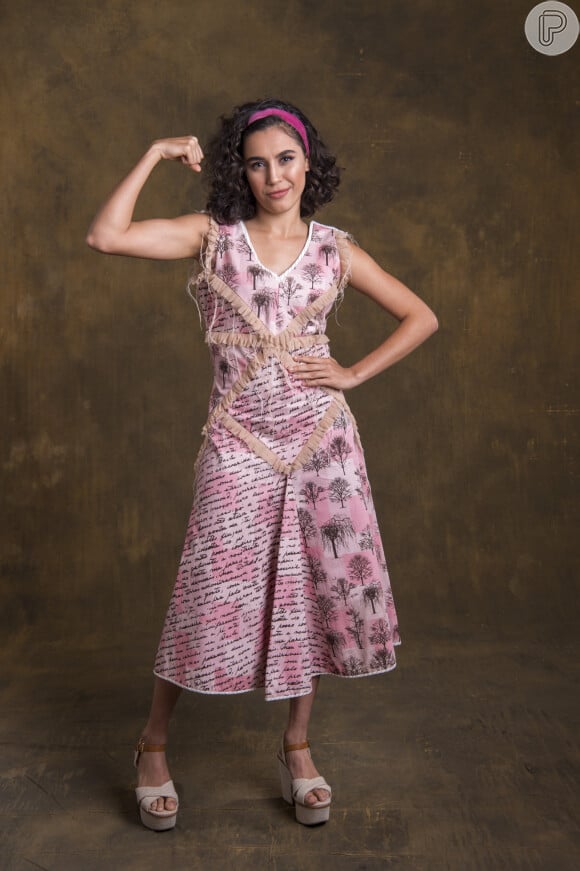 Gabriela (Giovanna Coimbra) usará um vestido midi com palabras escrits e estampa floral