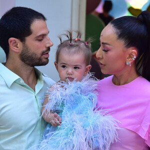 Filha de Sabrina Sato e Duda Nagle, Zoe usa look com plumas em festa de 1 ano e se impressiona com decoração. Fotos!