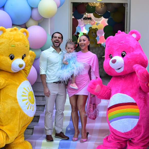 Filha de Sabrina Sato e Duda Nagle, Zoe posou com os pais ao chegar na sua festa de 1º aniversário em buffet de São Paulo