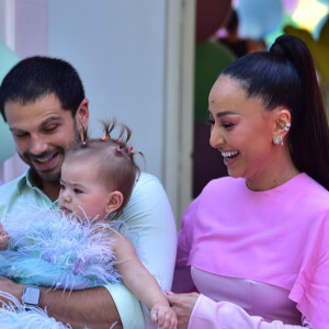 Filha de Sabrina Sato e Duda Nagle, Zoe se impressionou com a decoração de sua festa de 1º aniversário