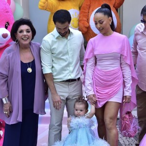 Filha de Sabrina Sato e Duda Nagle, Zoe arrasou ao usar look com plumas em sua festa de 1 ano