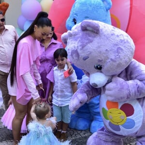 Filha de Sabrina Sato e Duda Nagle, Zoe se encantou com os Ursinhos Carinhosos, tema de sua festa ostentação de 1 ano