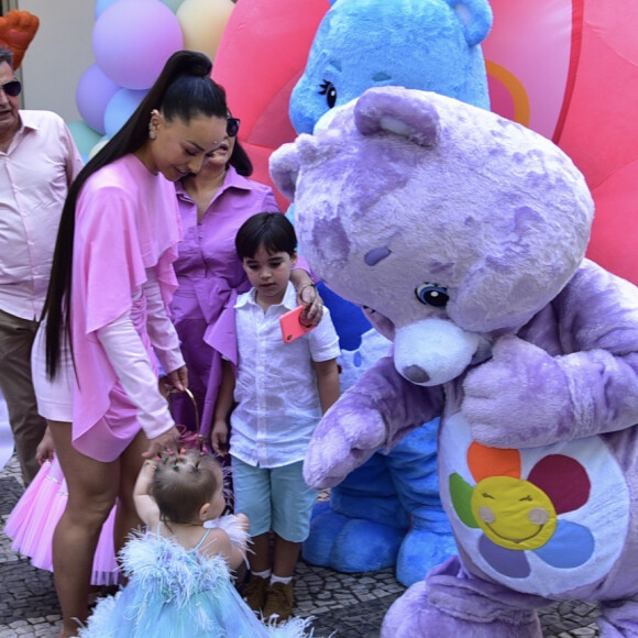 Filha de Sabrina Sato e Duda Nagle, Zoe se encantou com os Ursinhos Carinhosos, tema de sua festa ostentação de 1 ano