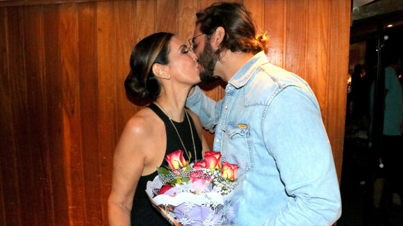 Túlio Gadêlha surpreende Fátima Bernardes com beijo e flores após espetáculo