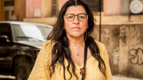 Lurdes (Regina Casé) vende a casa para pagar dívida de Sandro (Humberto Carrão) com Marconi (Douglas Silva) na novela 'Amor de Mãe'