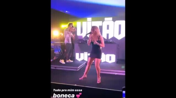 Luísa Sonza e Vitão cantam 'Bomba Relógio' em festa de gravadora