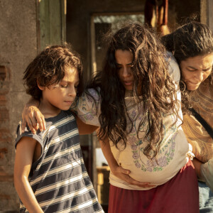 Lurdes (Regina Casé) saiu do Rio Grande do Norte com quatro filhos e vai atrás de Domênico no Rio de Janeiro na novela 'Amor de Mãe'
