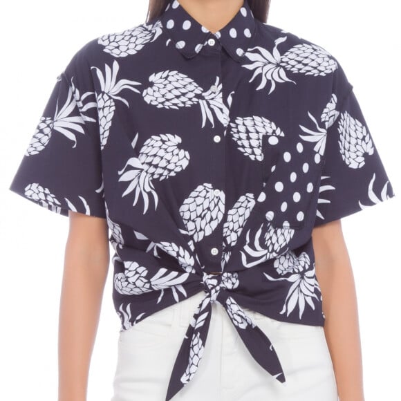 A camisa de mangas curtas da FYI tem estampa de abacaxi e poá. Custa R$278 no site OQVestir