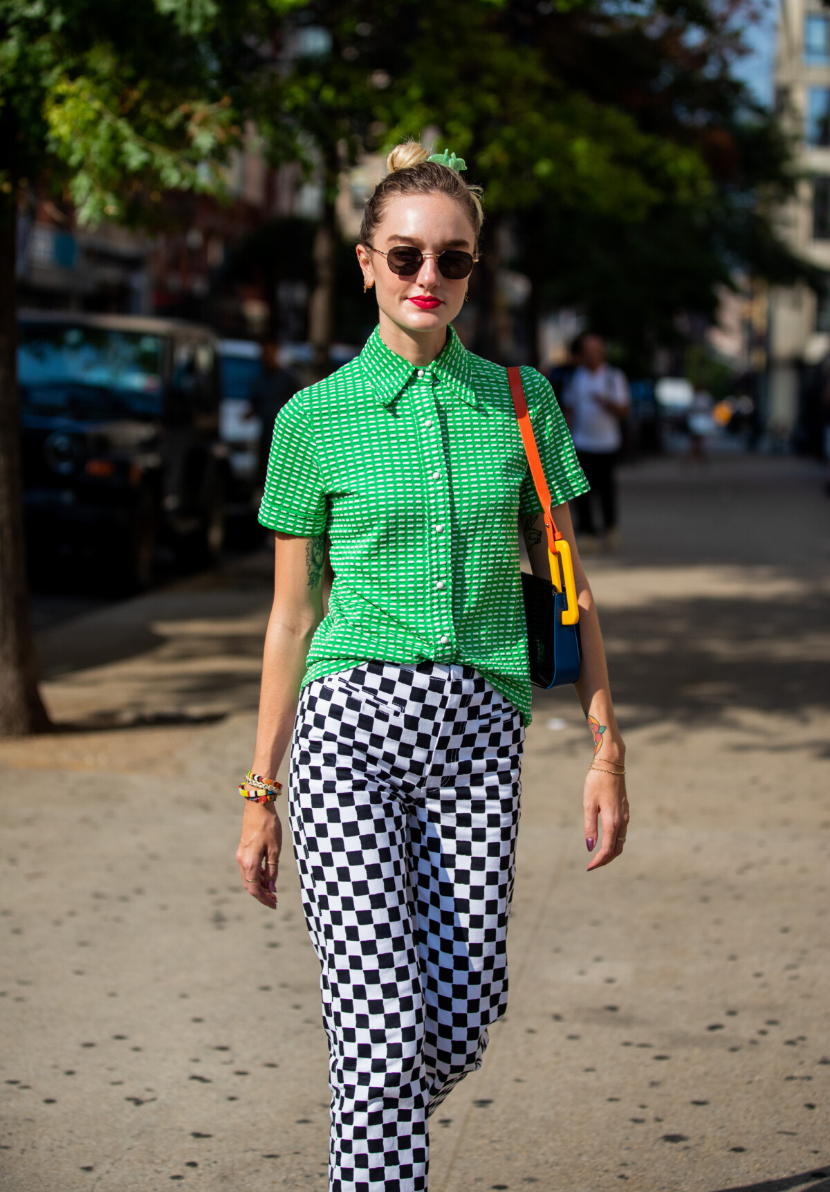 Foto: A camisa com estampa xadrez minimalista em tons vibrantes pode