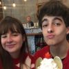 Sophia Valverde e Lucas Burgatti jantar fondue ao comemorarem 4 meses de namoro