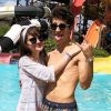 Sophia Valverde teve a companhia do namorado, Lucas Burgatti, em passagem por parque aquático do Ceará