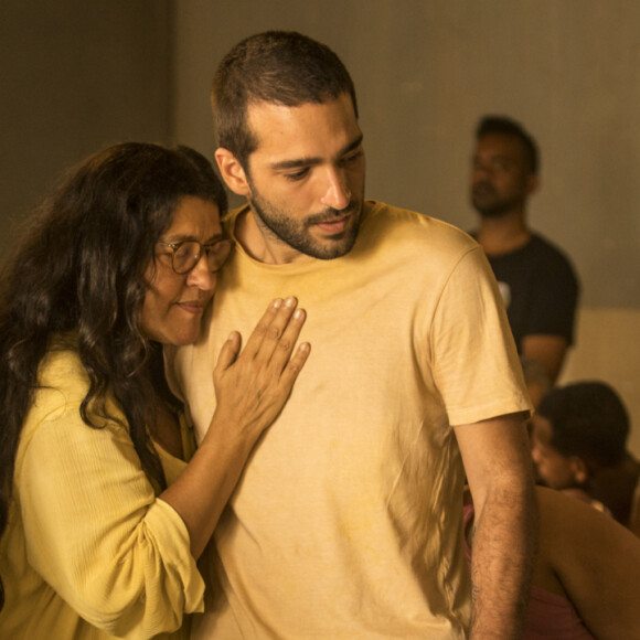 Na novela 'Amor de Mãe', Kátia (Vera Holtz) mentiu para Vitória (Taís Araujo) e não vendeu o filho da advogada, Sandro (Humberto Carrão)