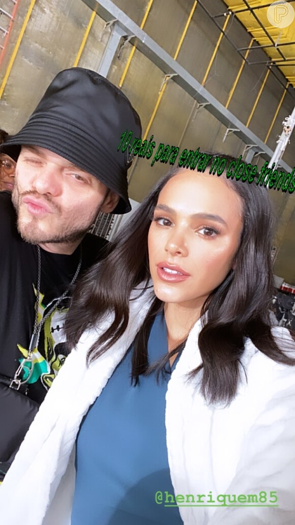 Bruna Marquezine comemora aniversário de Henrique Martins e é maquiada pelo beauty artist: 'Nem precisa de filtro com a sua make'