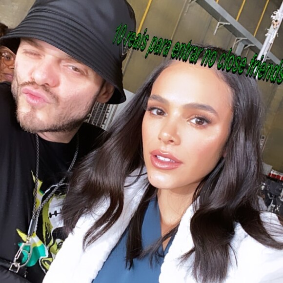 Bruna Marquezine comemora aniversário de Henrique Martins e é maquiada pelo beauty artist: 'Nem precisa de filtro com a sua make'