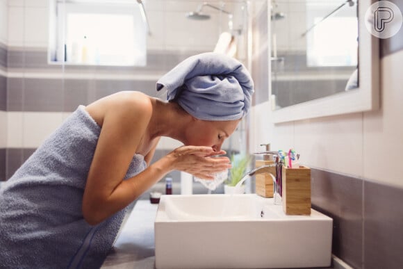 Limpar o rosto diariamente com um sabonete próprio para o tipo de sua pele é um hábito essencial