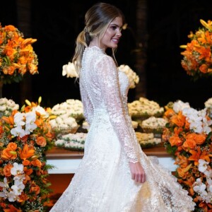 Bárbara Evans usou vestido em renda italiana com fio de seda e aplicações assimétricas de pequenas flores 3D em brocado