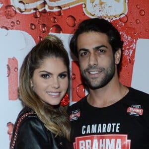 Bárbara Evans e Gustavo Theodoro assumiram o namoro em abril de 2018