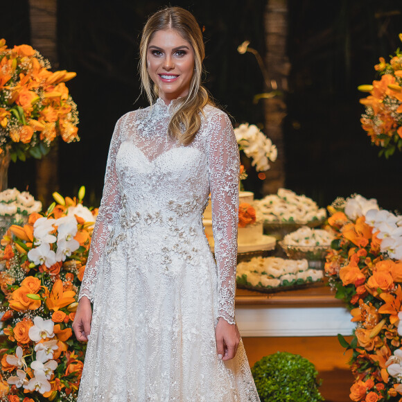 Bárbara Evans apareceu mostrando o vestido escolhido para festa de noivado