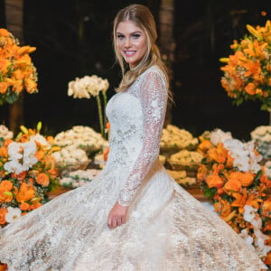 Bárbara Evans usou vestido branco, de mangas compridas e repleto de bordados