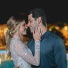 Bárbara Evans e Gustavo Theodoro trocaram carinhos em festa de noivado