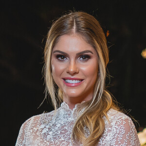 Bárbara Evans usou vestido de noiva assinado por Luciana Collet em festa neste sábado, 14 de dezembro de 2019