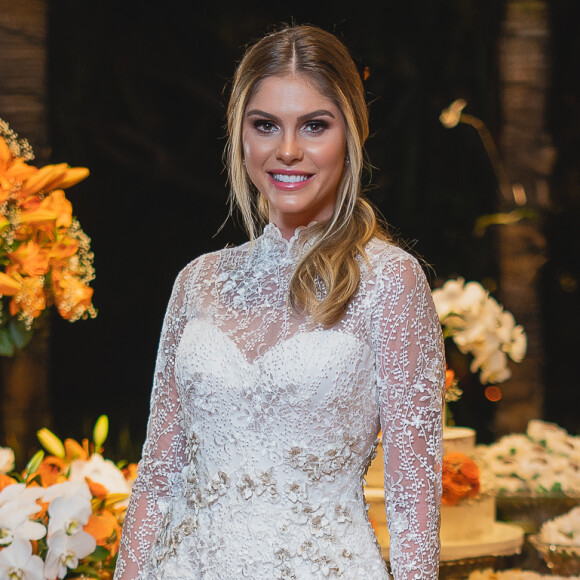 Bárbara Evans usou vestido de noiva assinado por Luciana Collet em festa neste sábado, 14 de dezembro de 2019