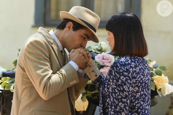 Carlos (Danilo Mesquita) pede desculpas a Clotilde (Simone Spoladore) após tratá-la mal na novela 'Éramos Seis'