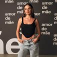 Look das famosas: atriz Isis Valverde combinou a blusa no estilo espartilho com calça jeans mom