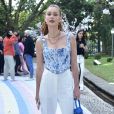 Look das famosas: Marina Ruy Barbosa combinou o corset azul com calça branca de alfaiataria