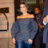 Tendência de moda: Kim Kardashian apostou em um corset jeans com manga bufante
