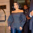 Tendência de moda: Kim Kardashian apostou em um corset jeans com manga bufante
