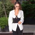 Tendência de moda: a tradicional camisa branca ganha status fashionista com o espartilho preto por cima, como a modelo Bella Hadid provou