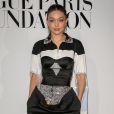Tendência de moda: espartilho preto é peça fashion para arrematar o look e a modelo Gigi Hadid apostou no item por cima da camisa social