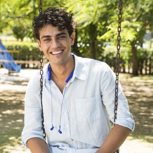 Guga (Pedro Alves) afirma que seu filho não receberá o sobrenome de Max (Roberto Bomtempo) na novela 'Malhação: Toda Forma de Amar'