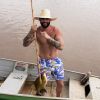 Gusttavo Lima faz foto sem camisa enquanto pesca em rio nesta quinta-feira, dia 19 de dezembro de 2019
