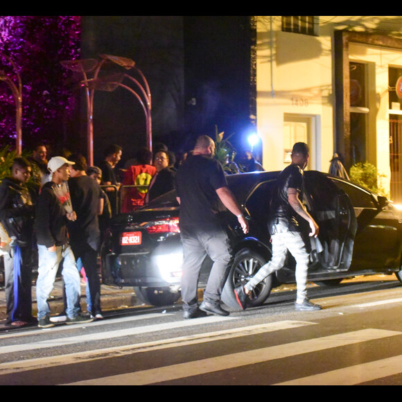 Felipe Araújo e Munik Nunes são fotografados deixando juntos badalada boate em São Paulo