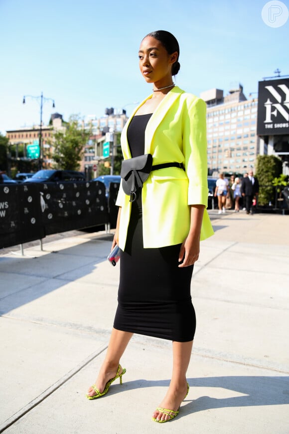 O blazer e a sandália verde fluorescente pode garantir um look elegante com vestido preto