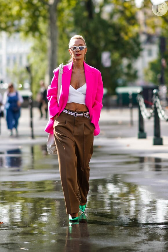 O blazer rosa neon pode ficar elegante com calça de alfaiataria marrom