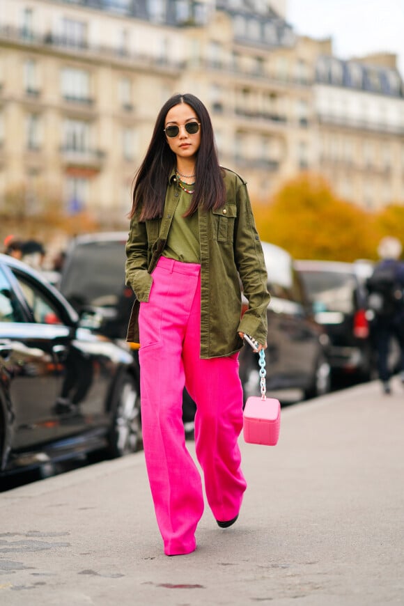 A calça rosa fluorescente pode compor um look elegante com peças do estilo militar, como o blusão verde musgo