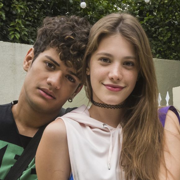 Cléber (Gabriel Santana) flagra Anjinha (Caroline Dallarosa) beijando Tatoo (Caian Zattar) na novela 'Malhação: Toda Forma de Amar' no capítulo de quinta-feira, 2 de janeiro de 2019