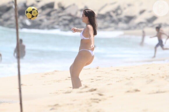 Mel Maia mostrou habilidade no futevôlei em praia do Rio de Janeiro