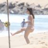 Mel Maia jogou futevôlei na areia em praia do Rio de Janeiro