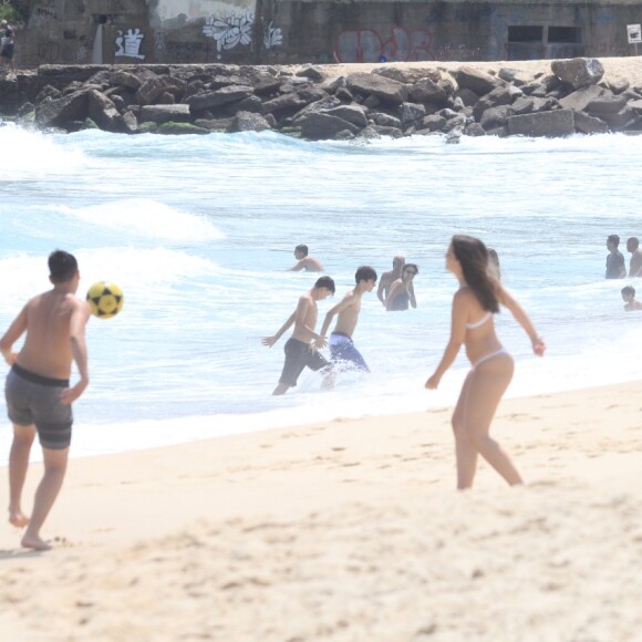 Mel Maia se divertiu ao praticar esporte na orla carioca