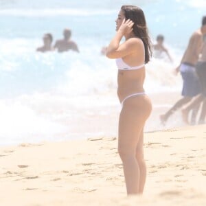 Mel Maia foi fotografada na Praia do Leblon, Zona Sul do Rio de Janeiro